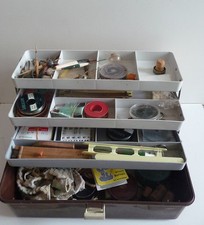 Ancien matériel de pêche ligne hameçon bouchon plomb cuillère boite caisse 