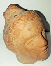  Tête antique de femme à la coiffure méchée relevée en un haut chignon 