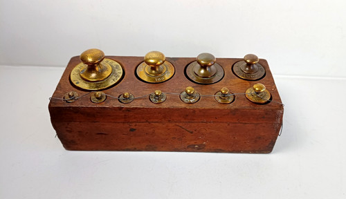 Boite de11 poids - laiton, ancien