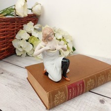 Statuette vintage en porcelaine blanche biscuit figurine de jeune femme Art Déco