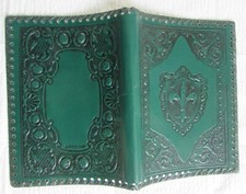 Protège livre en simili cuir vert 22 x 16 cm à décor de fleur de lys