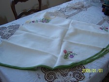 Ancienne nappe pour table ronde en métis et brodée main de fleurs. Réf n°4