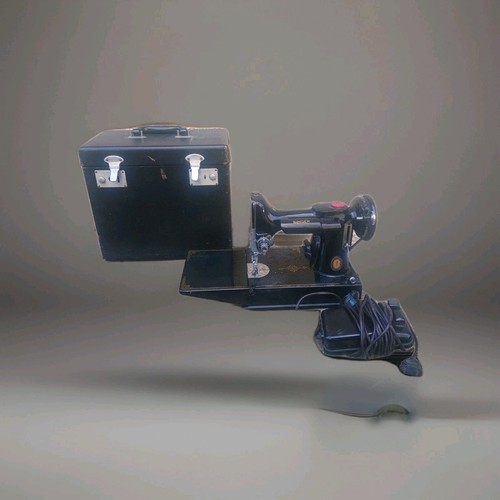 Petite machine coudre - petite,