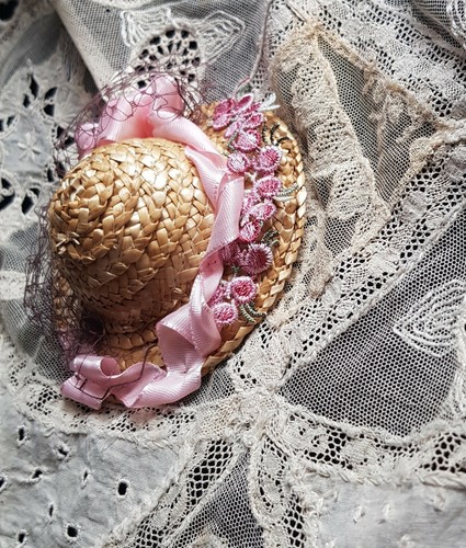 Beau chapeau poupée ancienne - beau,
