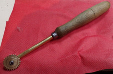 ancien outil de métier roulette de marquage pour  le cuir circa 1900