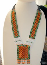 COLLIER AMERINDIEN VINTAGE PERLES TRESSEES MAIN        / orangé-vert