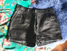 short en cuir