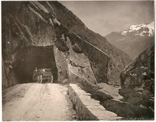 Suisse, Andermatt, canton Uri, Urnerloch Tunne, charrette à cheval  hôtel Roessl