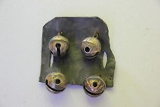 4 grelots sur cuir, sans doute