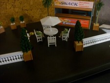 Compatible SCALEXTRIC CARRERA figurine 1/32 4 chaises de jardin ,table parasol  