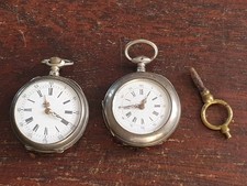 2 MONTRES DE COL ARGENT ANCIENNE A GOUSSET FEMME NE FONCTIONNE PAS UNE AVEC CLE