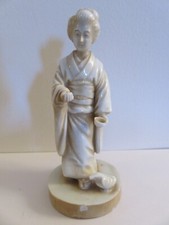 GEISHA OKIMONO EN PORCELAINE BLANCHE JAPON SIGNE JAPANESE CHINESE PORCELAIN Mark