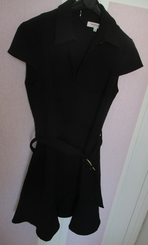 Robe noire avec ceinture - , de