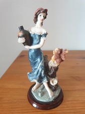 Figurine en résine femme et écureuil sur socle bois vernis 9x20 cm