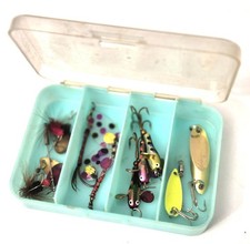 Boîte de divers leurres anciens   pour pêche au moulinet ancien.