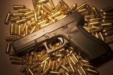 PLAQUE EN METAL PISTOLET