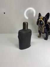 Ancienne gourde en verre avec bouchon cuir autour militaire ?