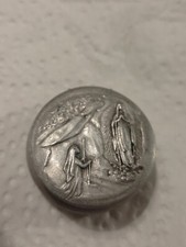 Une ancienne boite (pour chapelet) vide, en métal souvenir de Lourdes, ferme...