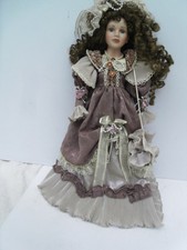  POUPÉE  EN PORCELAINE A