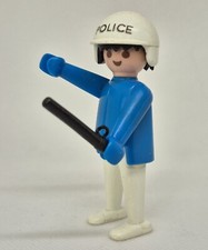 HOMME POLICE EN BLEU AVEC