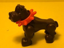 L1 - chien bouledogue marron  - Kinder ??  Maraja ??  année ?