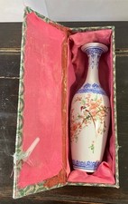 Vase Chinois en porcelaine XXème siècle .Dans sa boite originale OISEAU ET FLEUR