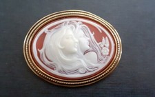 Grande broche pince à  foulard Camée ancien profile femmes celluloïd cadre doré 