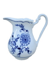 PORCELAINE STYLE MEISSEN OIGNON BLEU   POT A LAIT PORCELAINE TCHEQUE  BOHÊME