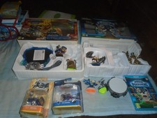 2 boites SKYLANDERS 1 pour WII et 1 pour WII U avec 11 figurines  