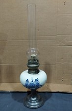 ancienne lampe à pétrole en porcelaine blanche et étain