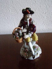 RAVISSANTE FIGURINE PORCELAINE SAXE (SITZENDORF)  HOMME ASSIS AU PANIER DE FLEUR