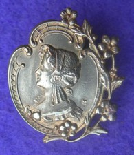 ART NOUVEAU : BROCHE PORTRAIT FEMME A LA COIFFE ou BONNET REGIONAL bronze doré