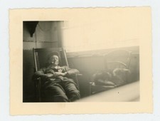 PHOTO SNAPSHOT, un homme semi allongé fauteuil intérieur pipe chat lumière