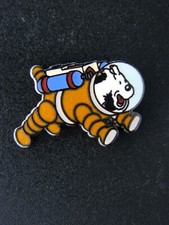 pin's MILOU , tintin , signé CORNER n°278 - dim : 23 x 16 mm , hergé , bd