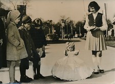 NUREMBERG 1957 - Jouet Automate Poupée K. Arnold et Co - Photo de Presse