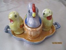 Poussins jaunes et poule du