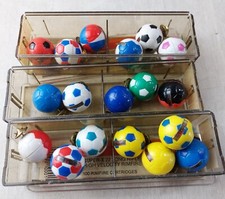 Lot de 18 pins ballons de foot / football miniatures