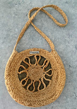 Sac rond jute bandoulière motif soleil devant fond pailleté LES TROPEZIENNES