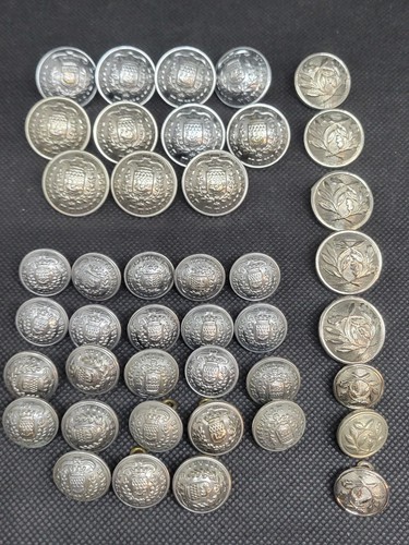 Lot anciens boutons - un,