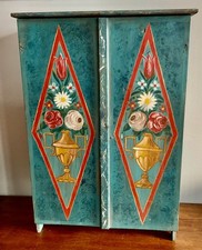 armoire miniature en hêtre 19 éme siécle peinte à la peinte à la main