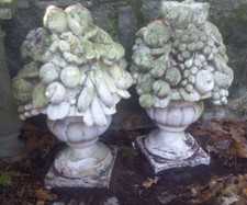 Ensemble décors de pierre réconstituée : 2 chapiteaux motifs fruits