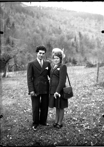 Portrait jeune couple mariés