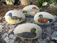 61862  ORIGINAL 4  CANARD  EN  RELIEF PEINT SUR GALET  RESINE  CHASSE  PRIX FOU