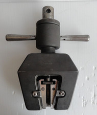 Instron Wedge Action Grip ( #