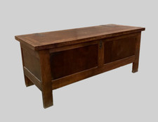 coffre en chêne finement sculptée  bois chêne massif . XX siècle .