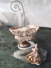 1 Sujet de baptême très ancien, berceau poupée