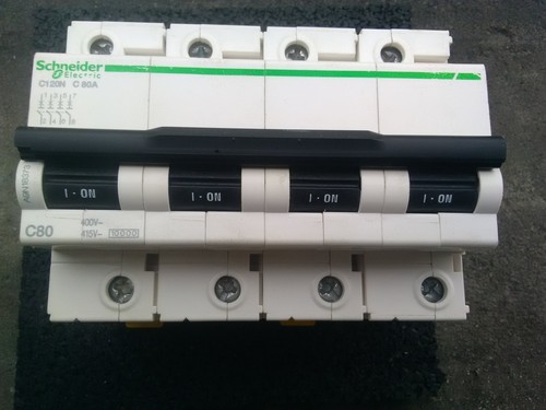 A9n18373 disjoncteur 4 poles - a9n18373,