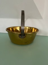 Ancien chaudron en laiton avec anse en fer forgé