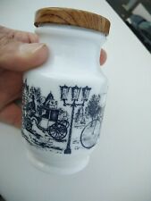 ANCIEN POT A MOUTARDE EN OPALINE SÉRIGRAPHIÉE AMORA? MAILLE? Calèche chevaux 