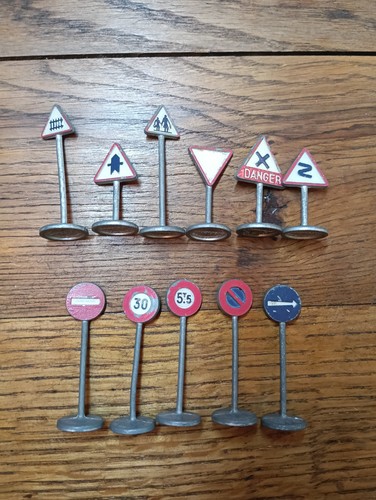 Dinky toys panneaux - toys,